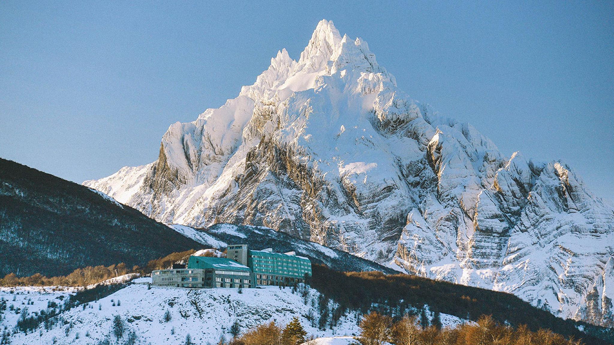 Arakur Ushuaia Resort & Spa מראה חיצוני תמונה The summit of Mount Manaslu